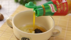 Làm nước sốt: Trộn đều một thìa canh tỏi, 2 thìa canh dầu ăn, 1 thìa cà phê dấm trắng, 1 thìa cà phê dầu mè, 1 thìa cà phê sốt nêm Knorr.