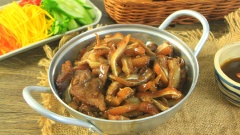 Phá lấu tai heo có thể ăn với cơm hoặc làm nhân bánh mì ăn rất ngon. Cách làm phá lẫu lưỡi heo có vị giòn sần sật của tai heo thấm đều sốt, ăn cùng các loại dưa chua chua, ngọt ngọt sẽ ngon hơn. Món phá lấu tai heo nên dùng nóng sẽ ngon nhất vì nếu đễ nguội hoặc lạnh thì mỡ heo sẽ đông lại sẽ kém ngon. Mời cả nhà ngon miệng nhé.
