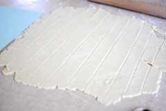 Trải một tấm nilon lên mặt phẳng, cho hỗn hợp bột phô mai ra, gấp lại tạo thành khối vuông và để ủ vài giờ. Mở bột ra, cán mỏng rồi chia thành từng đường bằng nhau và cắt hình tam giác hay bất cứ hình gì bạn thích.