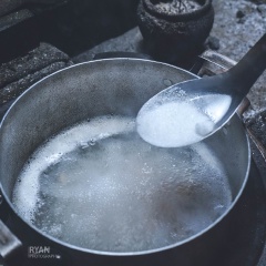 Bắt 1 nồi nước sôi với lượng nước ước lượng cho gia đình, vì là cải thảo nên sẽ ra nhiều nước hơn là bắp cải và rau muống. Cho tôm khô vào, rồi đến phần nước me đã được dầm từ bước 1, cho nhiều hơn nếu thích ăn chua nhiều, nêm đường, hạt nêm cho vừa ăn theo khẩu vị.