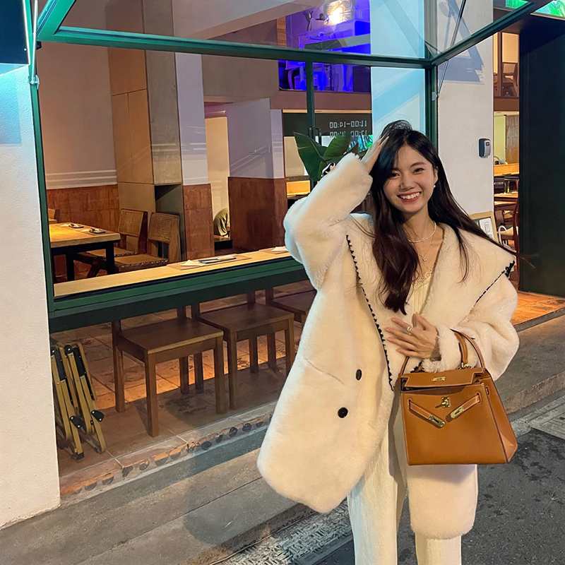 Women's sheepskin coat with sailor collar