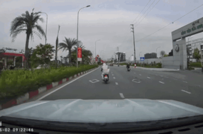 Đang ngồi trên xe máy, cô gái trẻ có hành động bị cõi mạng 'ném đá' - Tạp chí SaoStar
