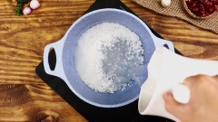 Gạo vo sạch, nấu với 1 lít nước cùng 5 lá dứa cuộn lại, nấu lửa nhỏ 40 phút đến khi sánh đặc vừa ăn nêm 1 muỗng cà phê muối đảo đều tắt bếp múc ra tô. (thường xuyên dùng vá đảo nhẹ mặt đáy nồi để cháo không bị khét đáy)
