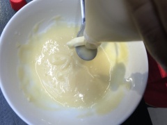 Cho vào chén 4 muỗng cà phê sốt mayonnaise, dùng muỗng khuấy mịn sốt.