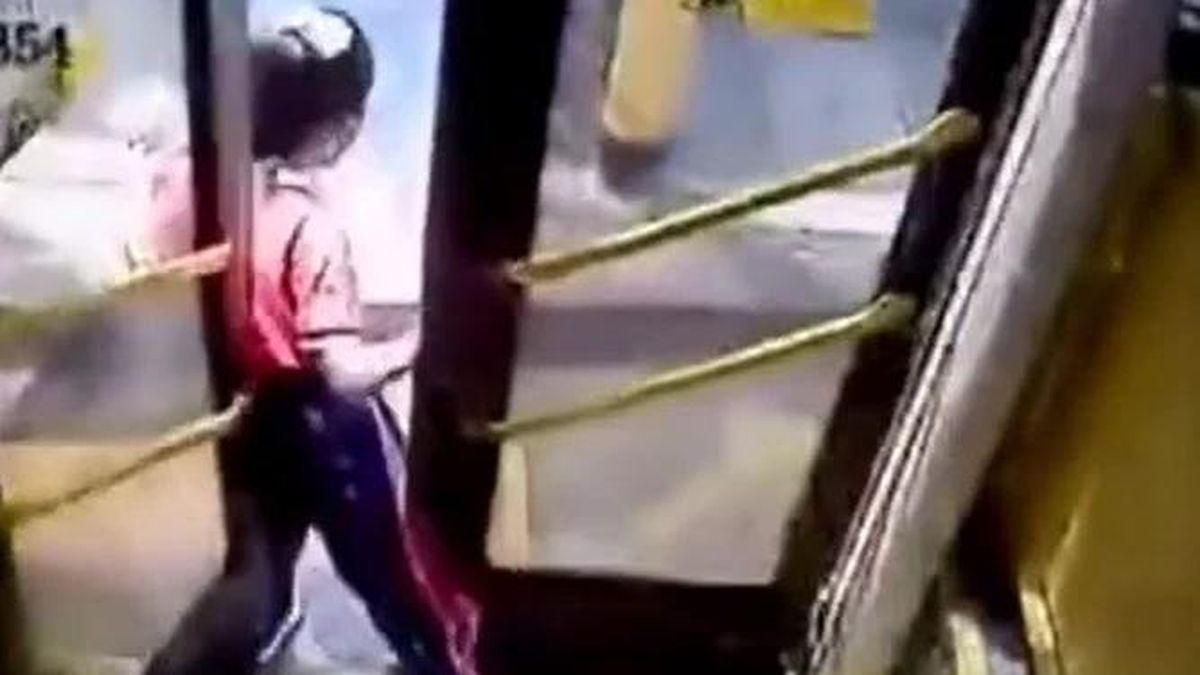 Bé gái 6 tuổi kẹt chân vào cửa xe buýt rồi bị kéo lê trên đường - Tạp chí Doanh Nghiệp Việt Nam