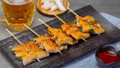 Ba chỉ cuộn bánh gạo xiên nướng bày trí ra đĩa, chấm cùng tương ớt hoặc sốt mayonnaise là có thể dùng. Nếu thích bạn có thể xem món này như mồi nhấm bia cũng rất tuyệt đấy nhé!