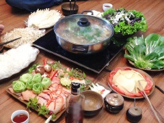 Khi ăn thả thêm chút hành lá, gốc hành hoặc củ hành tươi cắt lát mỏng, măng chua... Cho thịt gà vào nấu chín cùng với nấm, ăn kèm với bún hoặc mỳ. Món lẩu riêu cua gà ta này đảm bảo sẽ làm cả nhà hài lòng.