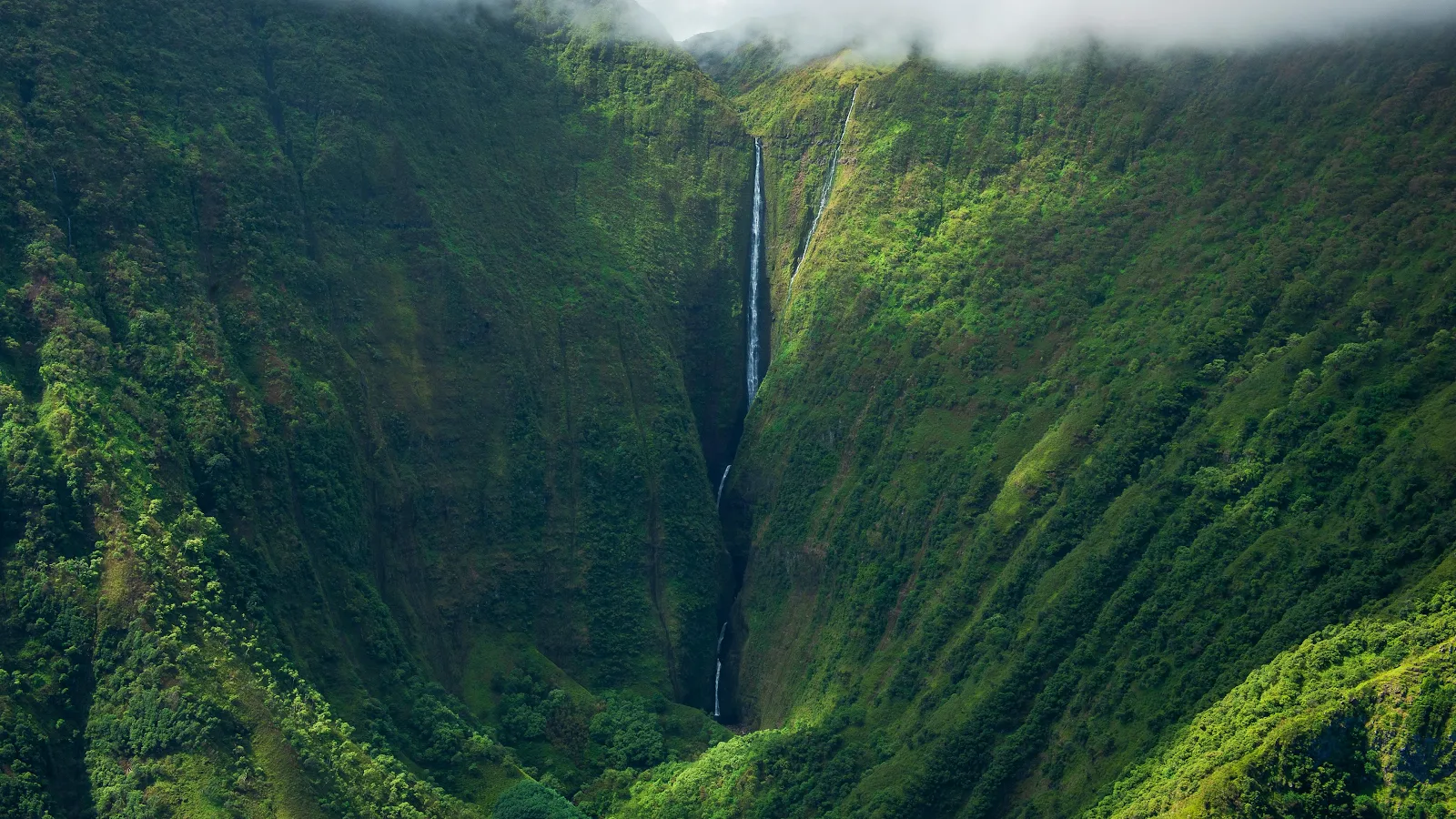 Majestic Waterfall In Green Valley - Landscape Photography 4K Wallpaper (3840x2160)