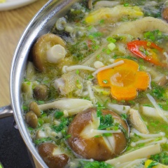 Vào những ngày thời tiết se lạnh, cả nhà cùng quây quần bên nồi lẩu gà nấu nấm tỏa hương nghi ngút thì còn gì tuyệt hơn đúng không. Thịt gà chín mềm béo cùng cách loại nấm dai ngọt rất hấp dẫn. Đặc biệt rau tần ô nhúng lẩu ăn kèm rất thơm. Lẩu có thể ăn cùng cơm hoặc bún tươi, mì gói đều ngon hết ý.