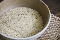 Cho tất cả nguyên liệu phần Breadcrumb vào cối xay thực phẩm khô và xay cho nguyên liệu hòa quyện và nhuyễn mịn. Cho hỗn hợp vào chảo cùng 15ml dầu oliu, rang vàng và để nguội.