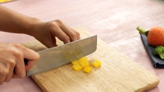 Rửa sạch rau củ: 30gr cà rốt, 30gr ớt chuông vàng, 30gr ớt chuông đỏ, 30gr hành tây tiếp đó cắt thành hạt lựu vừa ăn. Sau khi cắt rau củ xong, bạn bắc nước sôi luộc 2 phút và đem trụng sơ qua nước lạnh, vớt ra để ráo.