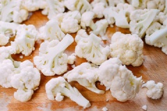 Bông cải tách miếng nhỏ, rửa sạch, để ráo. Cho 1 muỗng canh bột bắp, baking soda, muối, dầu mè, hạt tiêu, 1/4 chén nước, và 3/4 chén bột gạo vào tô lớn, trộn đều cho bột áo đều lên bông cải. Tiếp theo, rắc hạt mè trắng lên bông cải.