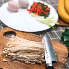 Sơ chế thực phẩm: Nấm kim châm cắt rễ, ngâm với muối loãng để rửa sạch. Cà rốt, đậu que rửa sạch cắt hạt lựu.