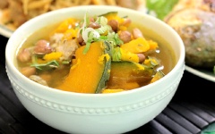 Khi canh sôi hoàn toàn, tắt bếp. Múc canh ra tô, rắc hành lá lên là được. Mời cả nhà dùng thử xem nhé!