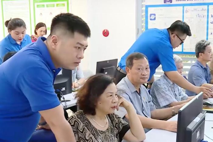 Các 'lão tướng' mặt trận cơ sở chinh phục công nghệ AI - Đài Phát thanh và truyền hình Hà Nội