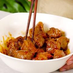Sơ chế: Đem 500 gram nạm bò rửa sạch, để ráo nước, cắt khúc vuông vừa ăn. Sau đó, trụng sơ thịt với 1 củ gừng cắt lát, vớt ra để ráo nước. Kế đến, ướp thịt với 1 gói xốt Gia vị hoàn chỉnh Barona - Bò kho và 10 ml rượu vang, trộn đều và để ướp khoảng 30 phút cho thịt thấm đều gia vị. Đem 2 trái cà chua rửa sạch, cắt múi cau, sau đó dùng dao loại bỏ hạt (loại bỏ hạt giúp giảm bớt vị chua của xốt), xay nhuyễn. Cà rốt, khoai tây gọt vỏ, rửa sạch, cắt khúc hoặc tỉa hoa để món ăn thêm phần đẹp mắt. Hành tây lột vỏ, cắt múi cau.
