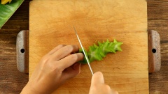 Bào vỏ chuối chát, bỏ viền khế xanh, cắt thành lát mỏng. Cắt thơm lát mỏng. Cắt sợi cà rốt.