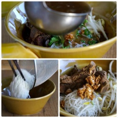 Sau đó, giảm nhỏ lửa và vớt bỏ bọt. Thêm muối, đường, nước tương vào khuấy đều và để nấu trong 2 giờ. Cho mì gạo vào nước sôi luộc khoảng 1 phút và vớt ra một cái bát. Sau đó, cho giá đỗ lên trên, rồi chan nước súp, sườn thịt lợn, cho tỏi phi, một ít hạt tiêu trắng và một ít rau mùi và hẹ xắt nhỏ vào bát.