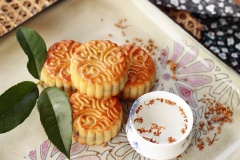 Cho từng viên bánh vào khuôn tạo hình bánh trung thu. Cho bánh vào khay nướng, nướng ở 200 độ C trong khoảng 5 phút thì lấy khay bánh ra quét một lớp lòng đỏ trứng lên trên bánh. Sau đó cho vào lò nướng 180 độ C trong khoảng 15 phút cho đến khi bánh chín vàng là được.