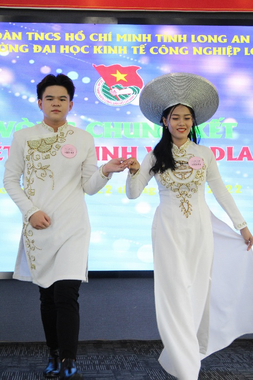 Trịnh Đức Quí và Lê Thị Ánh Hồng duyên dáng trong tà Áo dài Việt Nam
