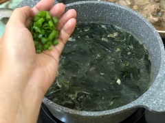 Cuối cùng, cho hành lá và tiêu vào. Tắt bếp, ăn khi canh nóng. Vì rong biển có mùi đặc trưng riêng, khuyến khích các mẹ không ăn khi canh nguội nhé.