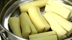 Chuẩn bị làm bánh khoai mì nướng: Bóc vỏ 1kg khoai mì, rửa sạch, ngâm trong nước muối khoảng 1 - 2 tiếng để loại bỏ chất độc trong khoai mì. Sau đó cho khoai mì vào nồi hấp khoảng 30 phút đến khi chín mềm.