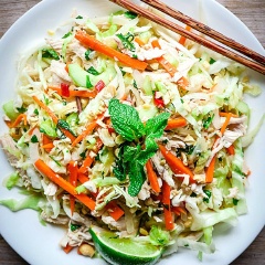 Khi ăn, cho lần lượt nước trộn gỏi vào tô gà và rau củ, cho gà xé vào trộn đều. Gỏi gà bắp cải thơm ngon ăn hoài không ngán lại tốt cho sức khỏe cả gia đình của bạn, ngoài ra, nó còn có vị chua chua ngọt ngọt kích thích tiêu hóa, phần rau củ bổ sung chất xơ. Tuyệt vời quá đúng không nào?