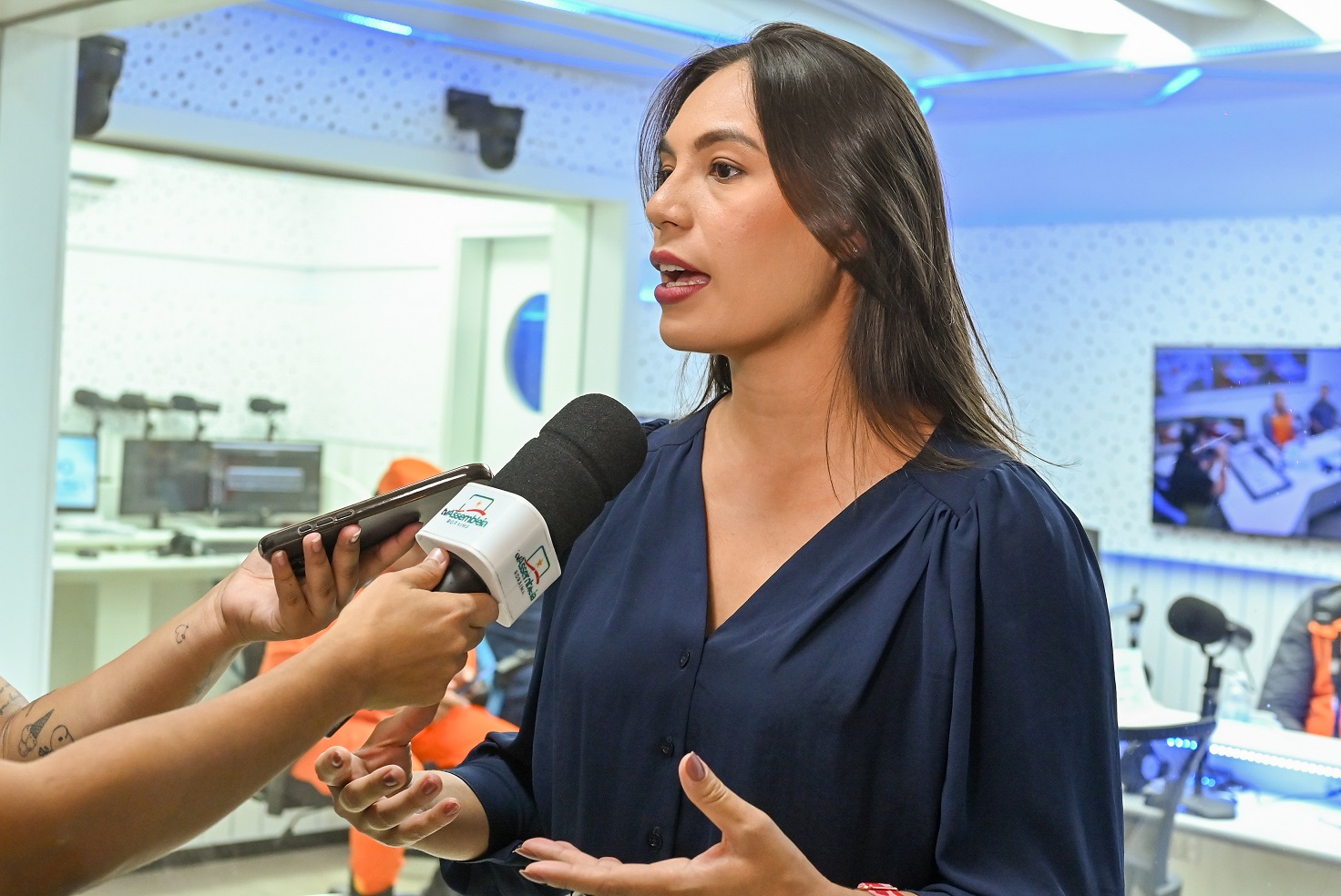 Camila Dall’Agnol, diretora de TV e Rádio da Assembleia Legislativa, em estúdio sobre educação em Roraima.