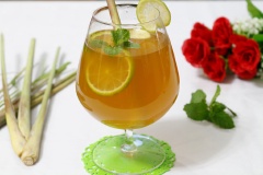 Rót nước chanh sả gừng ra ly, trang trí thêm ít lát chanh tươi và dùng nóng. Nếu thích dùng lạnh thì có thể để nguội, thêm đá viên và nước đường vào nhé!