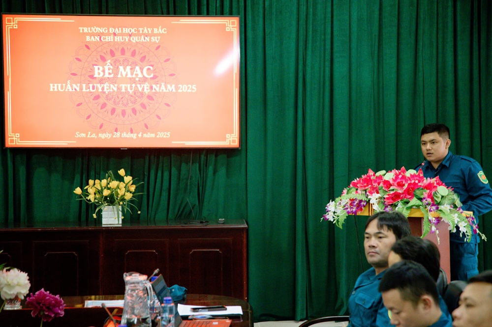 Ban chỉ huy quân sự Trường Đại học Tây Bắc tổ chức lễ dâng hương tại nghĩa trang Liệt sĩ thành phố Sơn La và bế mạc huấn luyện tự vệ năm 2025
