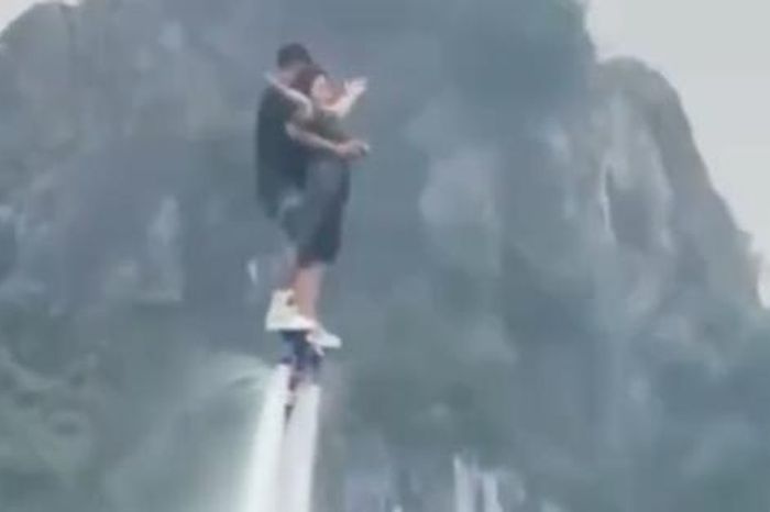 Khách du lịch và vận động viên biểu diễn flyboard chìm xuống hồ ở Ninh Bình - Báo Người Lao Động