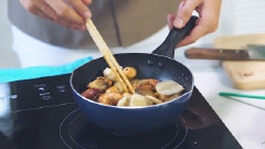 Cho nấm rơm vào xào, thường thì canh chua Thái cho cà pháo nhưng sẽ khó ăn nên đổi qua nấm rơm, nấm mỡ sẽ ngon hơn.Cho 5 lát củ riềng sắt lát vào xào chung.