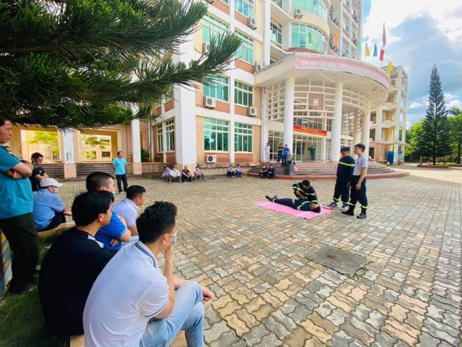 Trường Đại học Tây Bắc tổ chức tập huấn, diễn tập phòng cháy chữa cháy và cứu nạn cứu hộ