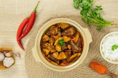Bày ra đĩa, trang trí ớt thái lát và hành lá. Ăn kèm với cơm nóng. Sườn heo kho thơm chua chua ngọt ngọt, miếng sườn mềm thơm hòa quyện cùng nước sốt sền sệt đậm đà,