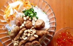 Nem hấp xong, để nguội cho vào hộp đậy kín để ngăn đông, khi nào ăn thì đem ra nướng hoặc chiên không cần rã đông. Nem được ăn với bún, bánh hỏi hoặc cuốn bánh tráng rất ngon.