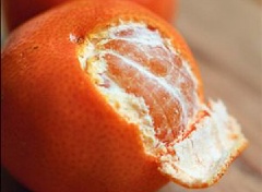 Sau khi chuối đã lạnh, rửa sạch quýt, bóc vỏ và tách múi, bỏ hạt, cho vào cối xay sinh tố.