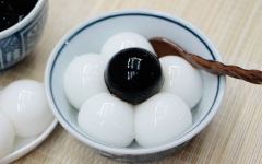 Khi rau câu đông lại thì cho ra khỏi khuôn và thưởng thức. Thêm 1 ly trà nóng để nhâm nhi thì thật thích luôn nhé!