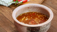 Nước mắm gừng: Cho vào cối 10gr tỏi, 10gr ớt, 30gr gừng, 50gr đường và giã nhuyễn. Sau đó thêm 50gr nước mắm, 50ml nước lọc và 20ml nước cốt chanh. Dùng muỗng khuấy đều các nguyên liệu với nhau.