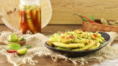 Mùa me sắp đến rồi, hãy cùng làm món ăn vặt hấp dẫn này để nhâm nhi cùng bạn bè nhé. Có thể làm 1 lần để trong từng hủ kín và bảo quản trong tủ lạnh. Từng miếng me chua hòa quyện vị mặn ngọt của mắm đường, cay nồng của ớt, thêm mùi thơm của lá chanh và sả rất ngon và hợp vị.