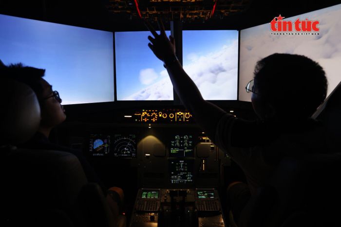 Trải nghiệm mô phỏng lái máy bay tại quán cà phê ở TP Hồ Chí Minh - Báo Tin Tức TTXVN