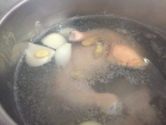 Đùi gà rửa sạch với muối, gừng, để ráo. Hành tây lột vỏ cắt làm bốn, gừng thái lát. Cho đùi gà, gừng và hành tây vào nồi, chế 2 lít nước vào hầm, khi nước sôi thì hớt bọt để nước trong. Trứng cút luộc chín, lột vỏ. Trứng muối luộc chín, lột lấy lòng đỏ. Lấy mọc bọc lấy trứng cút và lòng đỏ trứng muối. Khi nước dùng sôi thì thả mọc vào, nấu đến khi thấy mọc nổi lên là đã chín.