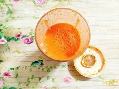 Bạn đổ nguyên liệu ớt vừa xào vào máy xay sinh tố, đậy nắp và xay nhuyễn hỗn hợp. Đổ hỗn hợp lọc qua rây để loại bỏ hết phần bã, chỉ lấy phần nước tương ớt.