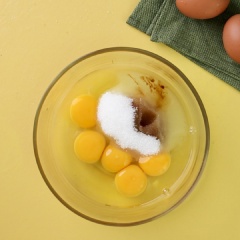 Hỗn hợp Flan: Cho 4 quả trứng, 2 lòng đỏ trứng gà, 1 muỗng canh vani, 100 gram đường trắng vào tô, đánh đều, cho tiếp 300ml sữa tươi ấm (50 độ C) và 150 ml whipping cream vào tô trộn đều. Đem lược hỗn hợp Flan cho mịn.