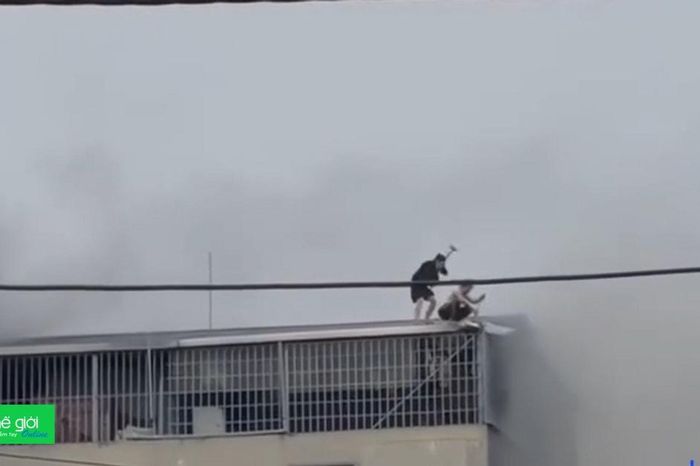 Khoảnh khắc 2 người đàn ông leo mái tôn cứu người trong vụ cháy nhà 7 tầng ở Lĩnh Nam, Hà Nội - Tạp chí Một Thế Giới