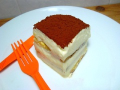 Tháo bánh tiramisu ra khỏi khuôn, cho ra đĩa và thưởng thức.