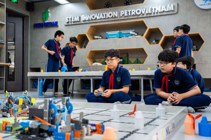 VEX Robotics, máy cắt laser trong phòng STEM ở trường công Hà Nội - Tạp chí Tri thức