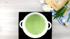 Sau đó, cho hỗn hợp vừa khuấy vào nồi và bắc lên bếp nấu khoảng 5-7 phút. Vừa nấu vừa khuấy đều để hỗn hợp không bị dính nồi.