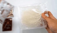 Đầu tiên bạn nấu chín miến, chắt bỏ nước và cho miến vào tô. Trộn đều miến với các gói gia vị có sẵn.