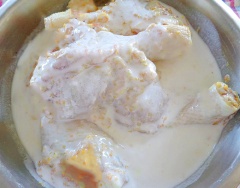 Đun nóng 4 muỗng canh dầu ăn, cho gà đã ướp vào rô ti vàng hai mặt rồi đổ 400ml nước cốt dừa vào, nấu nhỏ lửa đến khi chín đều và thơm.