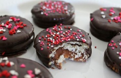 Bánh chocopie cho ngày lễ tình nhân - Valentine có màu sắc lung linh của các loại hạt và cốm màu trang trí, xen lẫn với màu đen nâu đặc trưng của chocolate. Những chiếc bánh chocopie thơm ngon có lớp vỏ bánh chocolate đen bên ngoài, bao lấy bánh quy giòn tan và nhân kẹo xốp mịn ngọt, cực hấp dẫn. Nếm thử bánh chocopie này thì bảo đảm người yêu của bạn sẽ nghiện luôn cho xem.